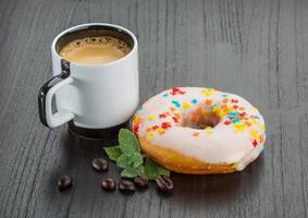 café com donuts em fundo de madeira foto