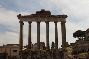 construindo ruínas e colunas antigas em roma, itália foto