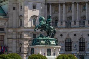 viena, áustria, 2022 - holdenplatz no complexo de hofburg, viena, áustria foto