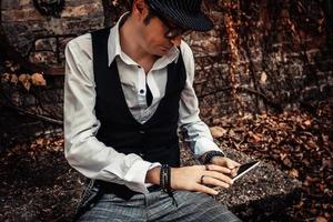 homem adulto médio com chapéu fedora usando o touchpad. foto