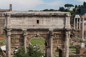 construindo ruínas e colunas antigas em roma, itália foto