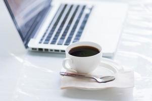 xícara de café e laptop para negócios