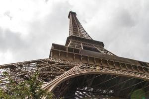 torre eiffel paris vista de perto foto