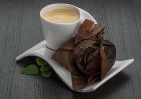 café com muffin em fundo de madeira foto