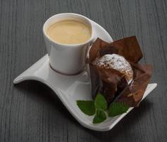 café com muffin em fundo de madeira foto