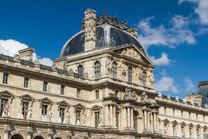 paris - 7 de junho - edifício do louvre em 7 de junho de 2012 no museu do louvre, paris, frança. com 8,5 milhões de visitantes anuais, o Louvre é consistentemente o museu mais visitado do mundo. foto