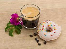 rosquinhas vitrificadas em fundo de madeira foto