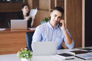 gerente de marketing masculino usando telefone para falar com empresa de capital de risco para aumentar o potencial de lucro. foto