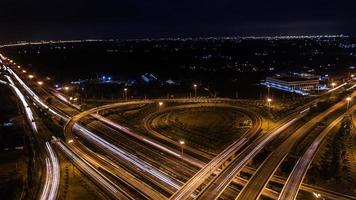 sobre a estrada da cidade à noite - vista de olho de pássaro - drone - vista superior foto