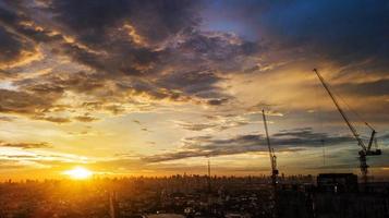 noite cloudscape na cidade, pôr do sol colorido foto