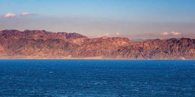 vista panorâmica da altura das montanhas ao mar vermelho foto