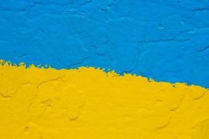 muro de concreto pintado em amarelo e azul como bandeira ucraniana, o país da vítima do agressor foto