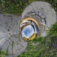 pequeno planeta azul. inversão do pequeno planeta transformação do panorama esférico 360 graus. vista aérea abstrata esférica. curvatura do espaço. foto