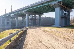 enorme ponte de carro sobre o rio largo foto