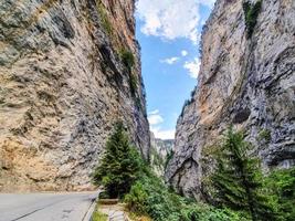 estrada curvilínea entre rochas íngremes do desfiladeiro de trigrad nos rhodopes ocidentais, bulgária. foto