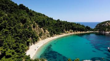 vistas aéreas de drones sobre um litoral rochoso, águas cristalinas do mar egeu, praias turísticas e muita vegetação na ilha de skopelos, grécia. uma visão típica de muitas ilhas gregas semelhantes. foto