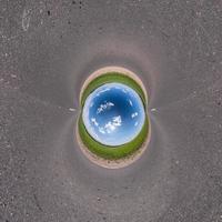 inversão do pequeno planeta azul transformação do panorama esférico 360 graus. vista aérea abstrata esférica na estrada com lindas nuvens impressionantes. curvatura do espaço. foto