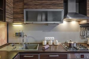 interior da cozinha de luxo moderna em estúdios em estilo minimalista foto