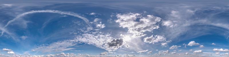 céu azul nublado sem costura hdri panorama vista de ângulo de 360 graus com belas nuvens com zênite para uso em gráficos 3d ou jogo como cúpula do céu ou editar tiro de drone foto