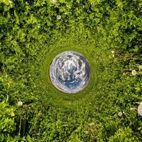 inversão do pequeno planeta azul transformação do panorama esférico 360 graus. vista aérea abstrata esférica em campo com lindas nuvens impressionantes. curvatura do espaço. foto