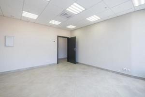 quarto branco vazio com reparo e sem móveis. sala para escritório ou clínica foto