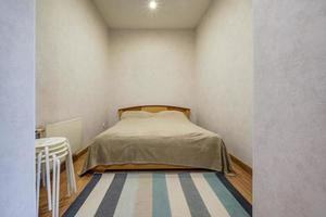 interior do quarto de luxo moderno com almofadas na cama em estúdios em estilo de cor clara foto