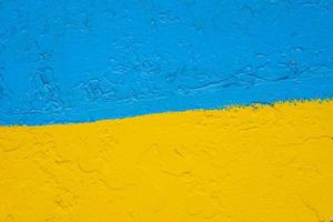 muro de concreto pintado em amarelo e azul como bandeira ucraniana, o país da vítima do agressor foto