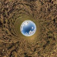 pequeno planeta azul. inversão do pequeno planeta transformação do panorama esférico 360 graus. vista aérea abstrata esférica. curvatura do espaço. foto