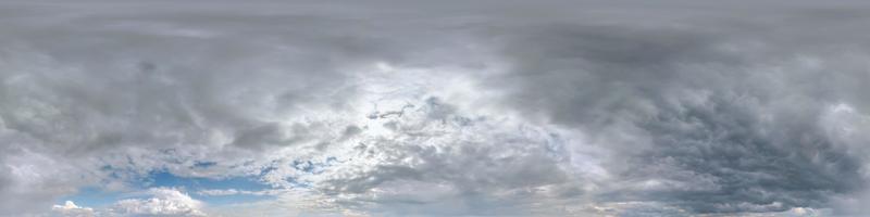 céu escuro nublado sem costura antes da tempestade hdri panorama vista de ângulo de 360 graus com belas nuvens com zênite para uso em gráficos 3d como cúpula do céu ou editar tiro de drone foto