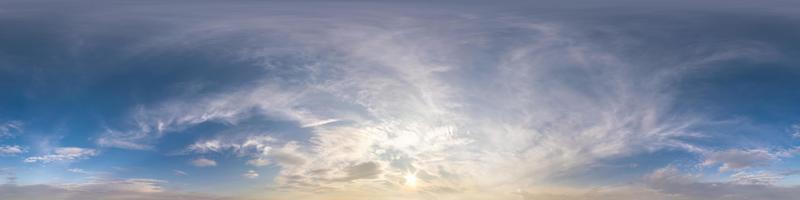 panorama hdri 360 do céu do pôr do sol com lindas nuvens brancas em projeção perfeita com zênite para uso em gráficos 3D ou desenvolvimento de jogos como cúpula do céu ou editar tiro de drone para substituição do céu foto
