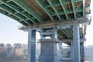 enorme ponte de carro sobre o rio largo foto