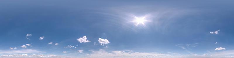 céu azul claro com belas nuvens. panorama hdri sem costura visão de ângulo de 360 graus sem chão para uso em gráficos 3D ou desenvolvimento de jogos como sky dome ou editar tiro de drone foto