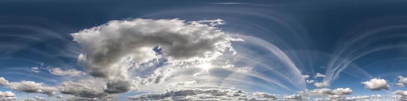 céu azul hdri 360 panorama com lindas nuvens brancas em projeção perfeita com zênite para uso em gráficos 3d ou desenvolvimento de jogos como cúpula do céu ou editar tiro de drone para substituição do céu foto