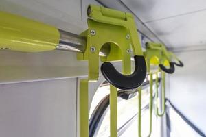 suporte de bicicleta em um trem. dispositivo de transporte para bicicletas no vagão. foto