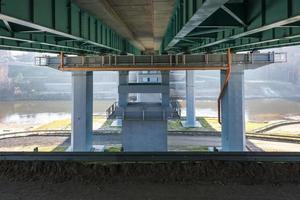 enorme ponte de carro sobre o rio largo foto