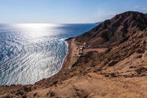 vista panorâmica da altura das montanhas ao mar vermelho foto