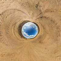 pequeno planeta azul. inversão do pequeno planeta transformação do panorama esférico 360 graus. vista aérea abstrata esférica. curvatura do espaço. foto