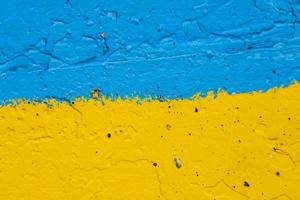 muro de concreto pintado em amarelo e azul como bandeira ucraniana, o país da vítima do agressor foto