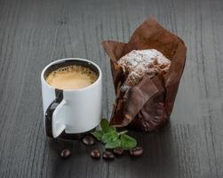 café com muffin em fundo de madeira foto