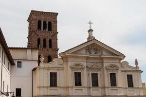 Roma, Itália. ilha tiberiana isola tibertina vista da basílica de st. Bartolomeu na ilha. distrito de ripa. foto