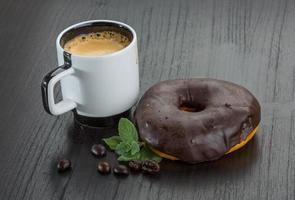 café com donuts em fundo de madeira foto