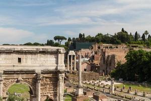 construindo ruínas e colunas antigas em roma, itália foto