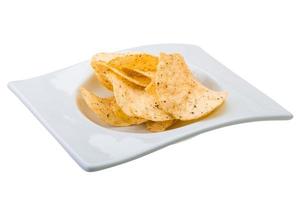 batatas fritas em uma tigela no fundo branco foto
