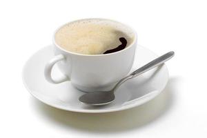 café cappuccino em xícara de café branco com pires e colher foto