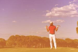 belo retrato de jogador de golfe do Oriente Médio no curso foto