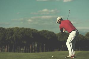 jogador de golfe acertando um tiro longo foto