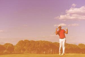 jogador de golfe acertando um tiro longo foto