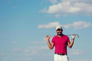 belo retrato de jogador de golfe do Oriente Médio no curso foto