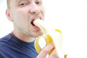 homem comendo banana foto