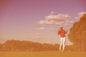 jogador de golfe acertando um tiro longo foto